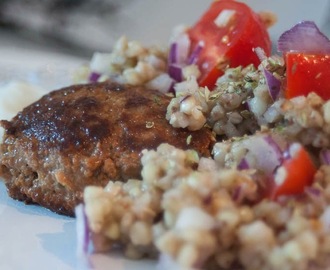 Köttfärsbiffar med Bovetesallad