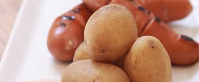 Persiljestuvade morötter med kokt potatis och grillad korv