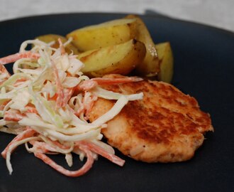 Laxburgare med cole slaw och potatisklyftor