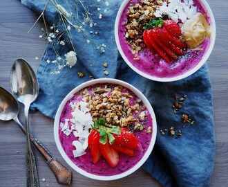 Let's talk about Protein Powders! / Protein Rich Smoothie Bowl with Strawberry & Granola