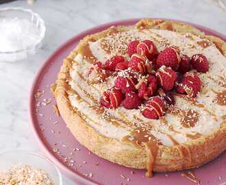 Vit kladdkaka med hallon och kolasås