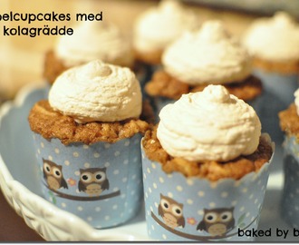 Äppelcupcakes med salt kolagrädde