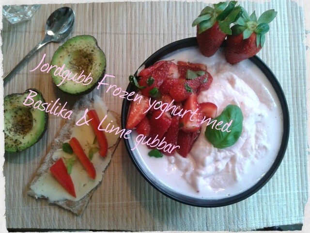Jordgubb frozen yoghurt med basilika- gubbar