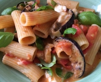 Rigatoni med tomat, aubergine och mozzarella