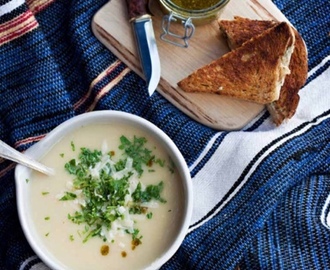 Rostad selleri- och vitlöksoppa serveras med Grilledcheese toast med päron och ädelost