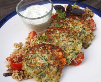 Zucchiniplättar med fetaost och dill serverat med pestobulgur och tzatziki