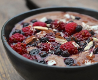 Raw choklad- och bovetegröt med banan & bär