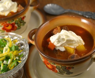 Gulaschsoppa med Gremoulata och syrad Grädde