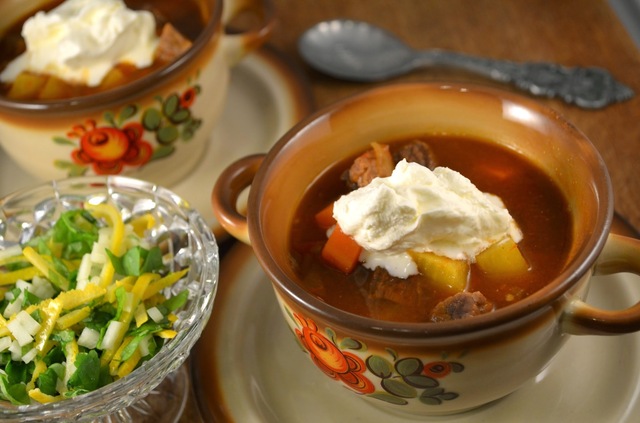 Gulaschsoppa med Gremoulata och syrad Grädde