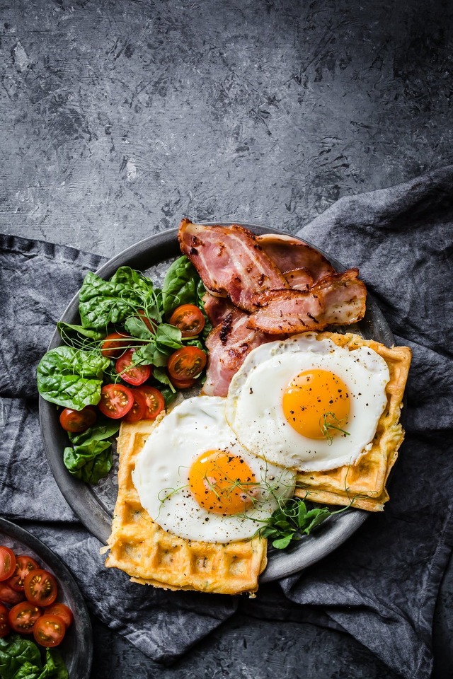 LCHF-recept – Frukost-chaffles med ägg och bacon – Diet Doctor