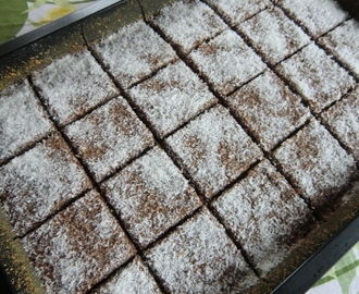 Maffig långpannekaka med krämig chokladglasyr och kokosströssel