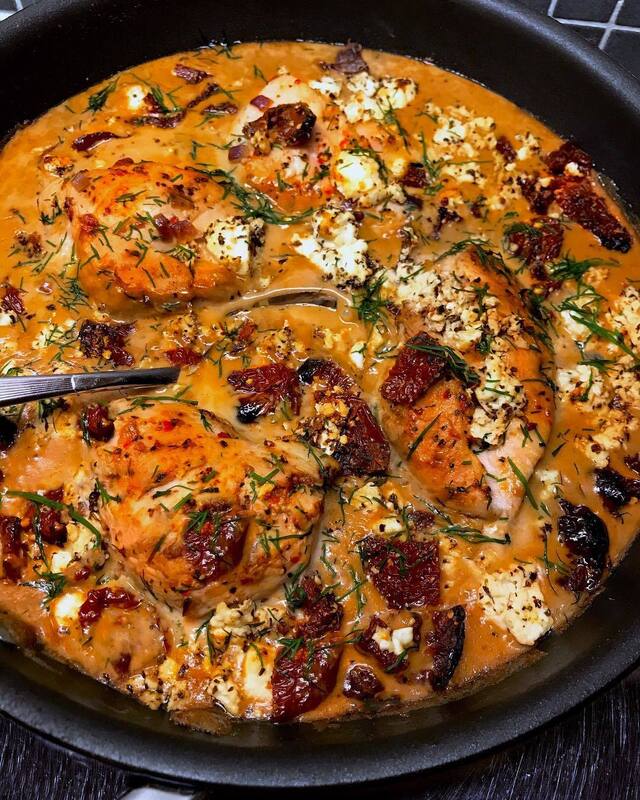 Malin Sofia Magdalena Jansson on Instagram: “⭐️ Kyckling i krämig sås med soltorkad tomat & feta ⭐️ Himla gott! ? Tips på #middag i helgen kanske, eller imorgon ??? Perfekt att göra…”