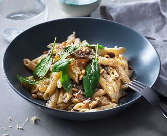 Penne med svamp och pinjenötter