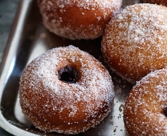 Kryddmunkar med chokladfyllning och hasselnötter