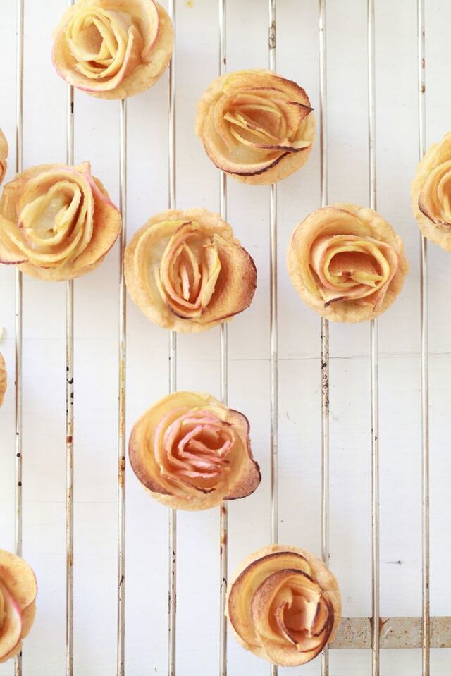 the cutest apple rose pies