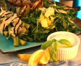 Grillad makrill, zucchinisallad, sparris och parmesan