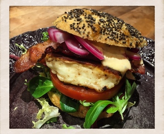 HALLOUMIBURGARE MED BACON, SYRAD RÖDLÖK OCH MANGOCURRYDRESSING I GLUTENFRITT HAMBURGERBRÖD