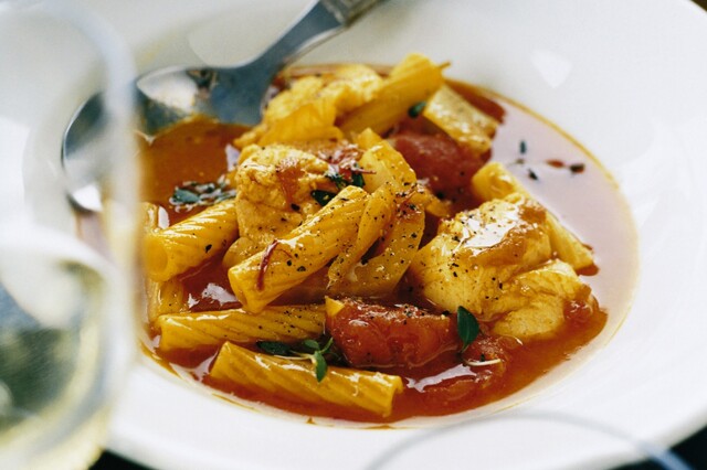 Fiskgryta med pasta, saffran och vitt vin