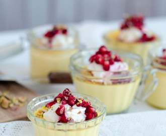 Classic Saffron Panna Cotta with Pomegranate and Pistachio Nuts (Klassisk Saffranspannacotta)