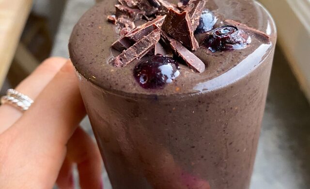Chocolate smoothie (five ingredient smoothie)