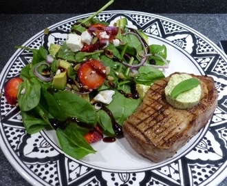 Kalventrecote med salviasmör och fräsch sallad med jordgubbar och
fetaost