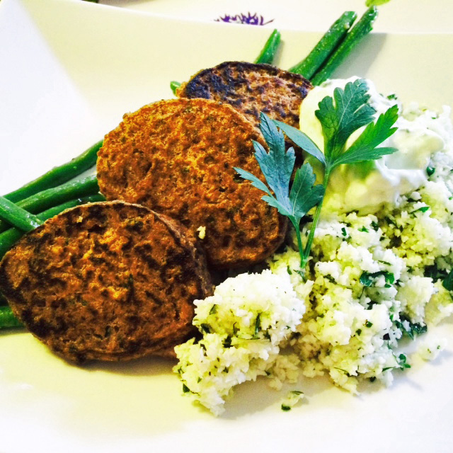 Veckans vegetariska: Biffar av kidneybönor med spiskummin, blomkålstabbouleh, vitlöksstekta gröna bönor och tzatziki