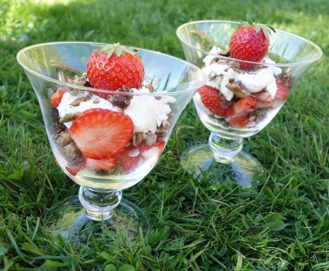 Fräsch jordgubbsdessert med mascarpone och mandelkrisp