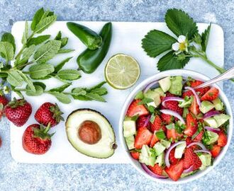 Jordgubbssalsa med avokado, jalapeño, lime och mynta