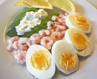 Hårdkogte æg, cremet avocado med hytteost og store rejer med citronsaft | Opskrift | Fitness mad, Veggie opskrifter, Sunde opskrifter