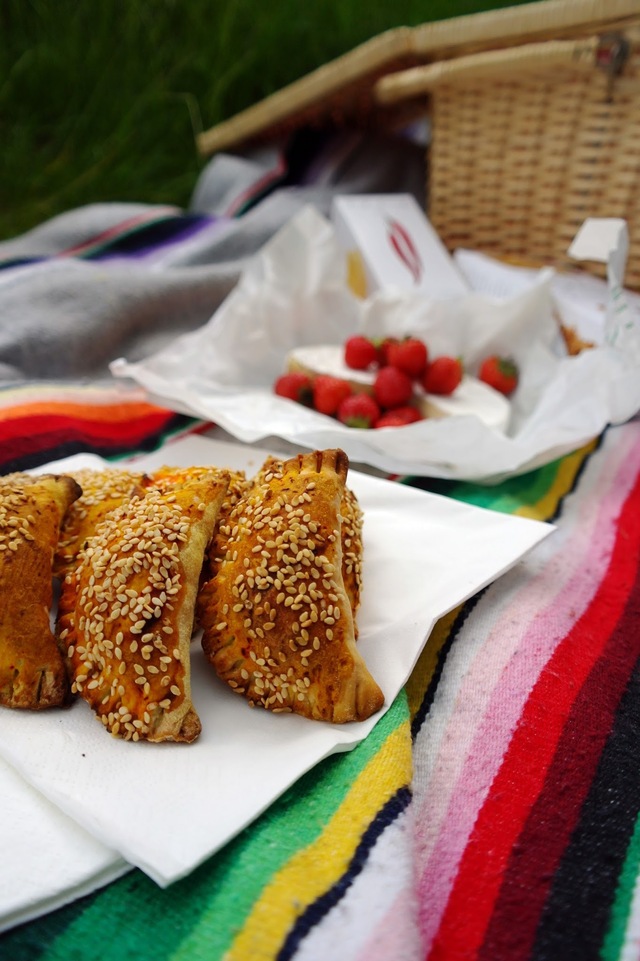 Kryddiga piroger till picknick-korgen