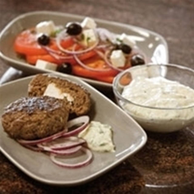 Grekiska färsbiffar med tzatziki och tomatsallad