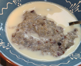 Glutenfri grötmix med flingor, linfrön, lingon och blåbär