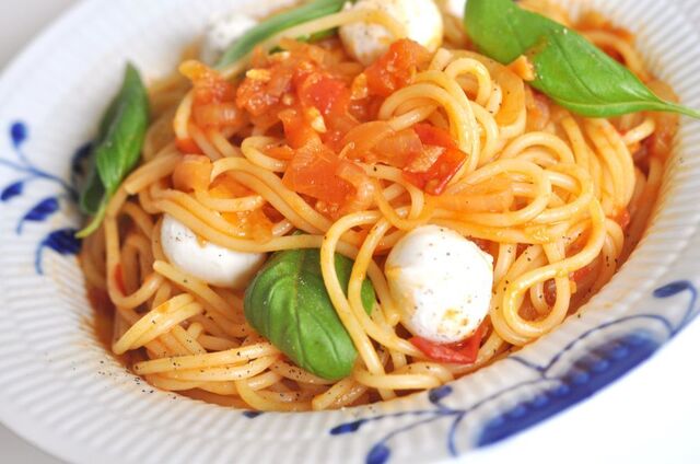 Spaghetti arrabbiata med tomat, färsk basilika och mozzarella