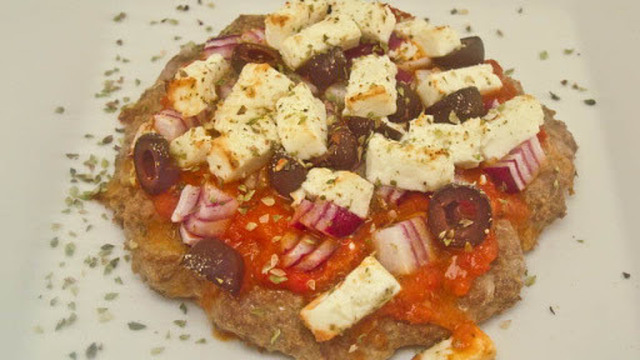 Meatizza toppad med ajvar, oliver och fetaost. (köttpizza)