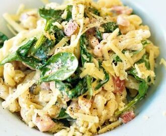 Pasta med spenat, sidfläsk och prästost – snabb, smal comfort food!