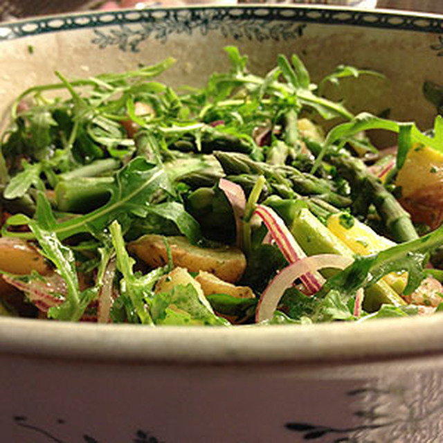Hemgjord potatissallad med grön sparris och dijonvinägrett!