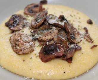 Krämig polenta med stekta champinjoner