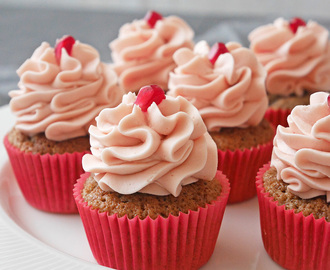 Pepparkakscupcakes med skumtomtefrosting | Brinken bakar