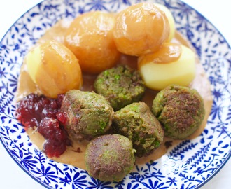 Vegetariska ”köttbullar” med kokt potatis och sås