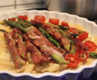 Krämig pasta med serranolindad sparris och bakade tomater