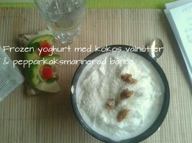 Frozen yoghurt med kokos valnötter & pepparkas marinerad banan
