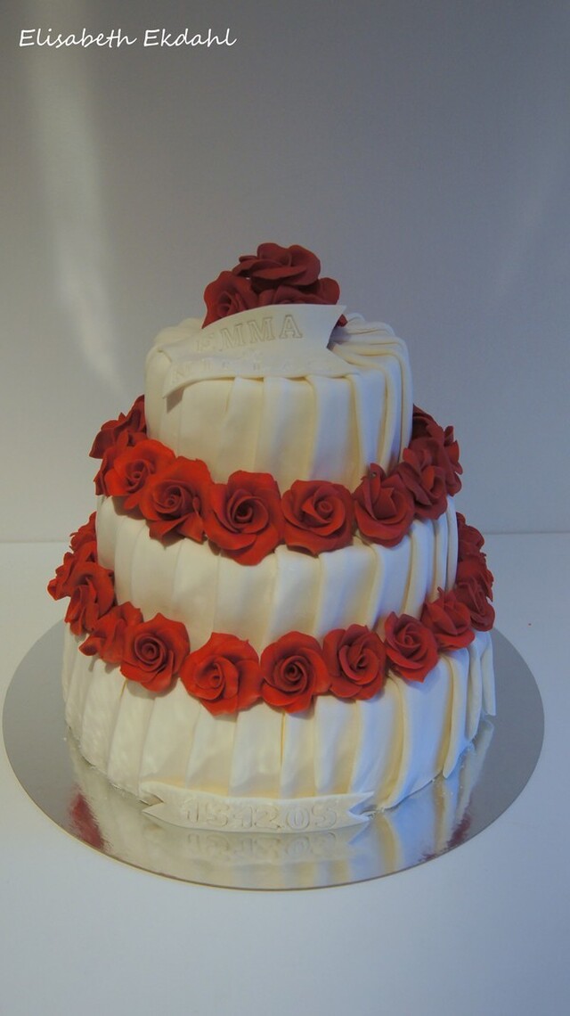 Bröllopstårta med röda rosor