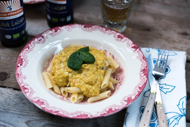 Pastasås på linser med pesto och grädde