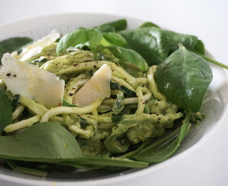 Grön måndag: Zucchinipasta med avokadopesto