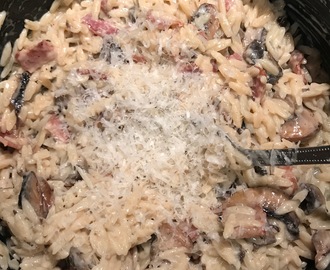 Recept: orzo med bacon, svamp och parmesan