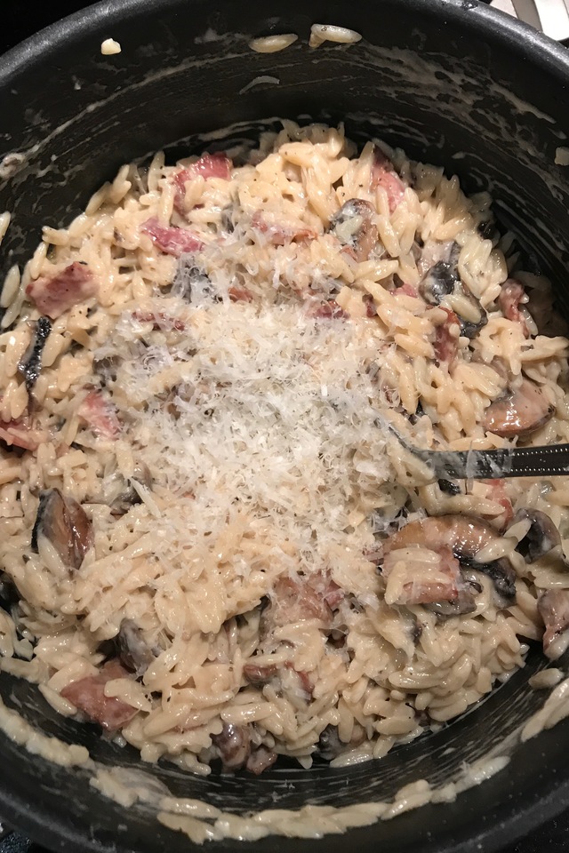 Recept: orzo med bacon, svamp och parmesan