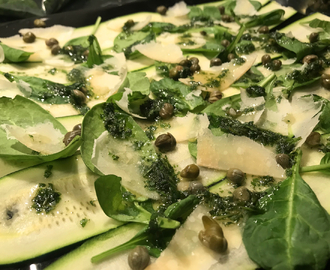 Zucchinicarpaccio med parmesan, mynta och kapris