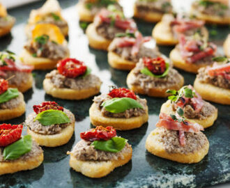 Crostini med svamp- och tryffelcrème - Recept - Tasteline.com