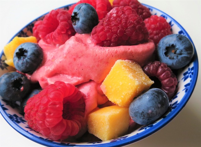 Snabb frukt- och bärglass