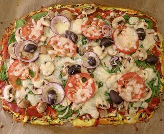 Pizza på quinoa-morots-zucchini-botten
